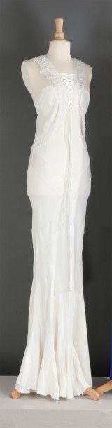 John GALLIANO circa 2000 Robe longue en crêpe blanc, effet de bretelles au crochet...