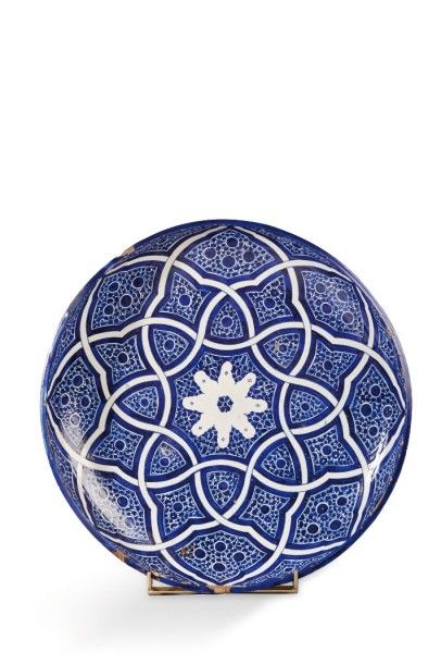 [MCD] Plat tobsil à décor bleu-et-blanc, Maroc, Fès, XXe siècle Plat sur base circulaire,...