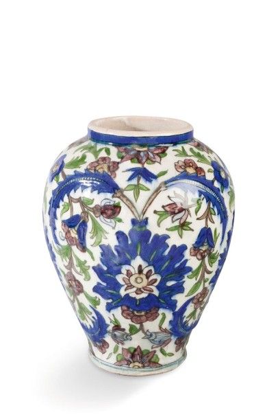 [MCD] Vase aux fleurs composites, Iran qâjar, XXe siècle Panse piriforme, en céramique...