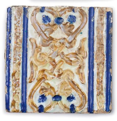[MCD] Quatre carreaux muraux de type cuerda seca et arista, Espagne, Séville, XVIe-XVIIe...