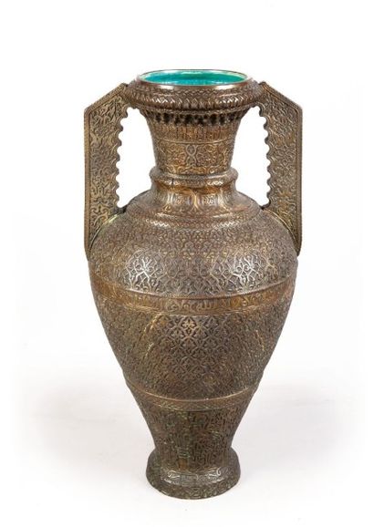 null Faiencerie d'Onnaing, France Important et rare vase dit «de l'Alhambra» en faïence...