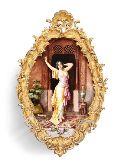 null Plaque en porcelaine peinte en polychromie de forme ovale représentant une danseuse...