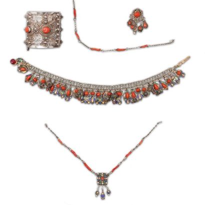 [MCD] Trois colliers, une chevillière et un pendant en métal argenté, Algérie, Grande...