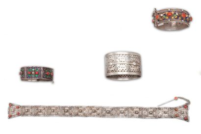 [MCD] Ceinture et trois bracelets en métal argenté, Algérie, Grande Kabylie, Beni...