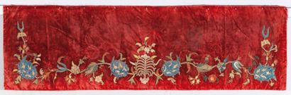 null Broderie ottomane sur un velours rouge An antique Ottoman embroidery (re-applicate)...