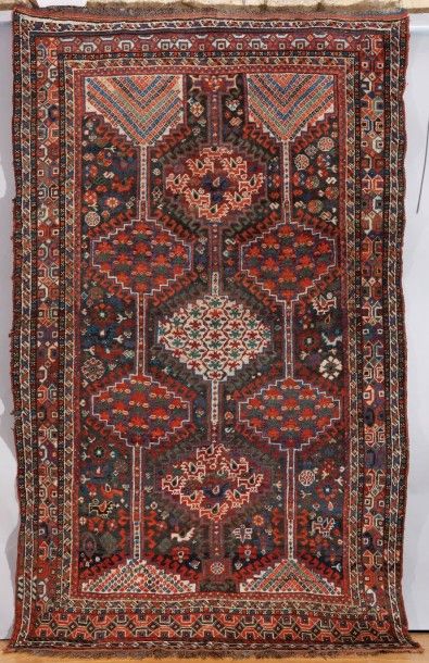 null Tapis Chiraz, Iran A Shiraz main carpet, Persia Décor original de médaillons...