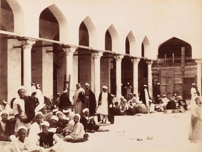 Photographe non identifié Égypte, c. 1870. Étudiants à la Mosquée Al Azhar du Caire....