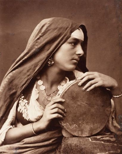 Carlo Naya - Otto Schoefft Égypte, c. 1875. Jeune femme au tambourin. Épreuve sur...