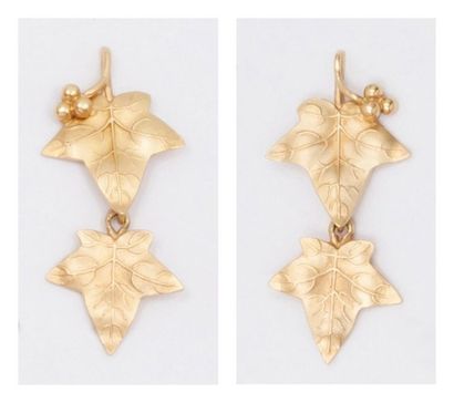 null Paire de pendants d'oreilles en or jaune ciselé à décor de feuilles de lierre....