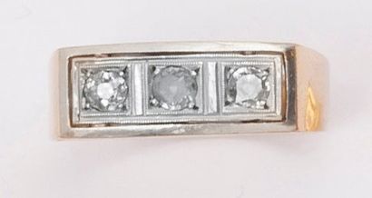 null Bague en platine et or jaune ciselés, ornée de trois diamants taillés en brillant....