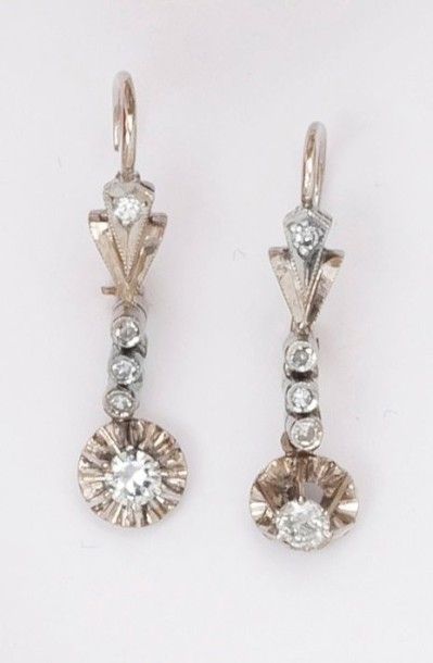 null Paire de pendants d'oreilles en or gris ornés chacun de diamants taillés en...