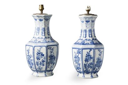 null Paire de vases hexagonaux en porcelaine décorée en bleu sous couverte de fleurs...