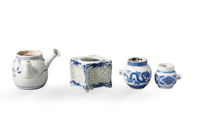 null Lot en porcelaine bleu et blanc comprenant quatre petits bibelots Chine(*)