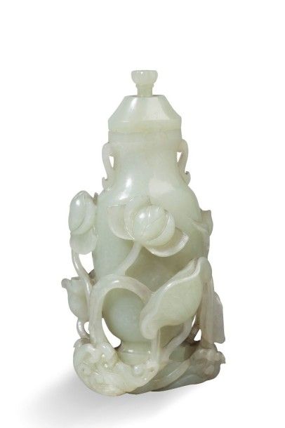 null Petit vase couvert en jade celadon finement sculpté et ajouré d'un décor de...