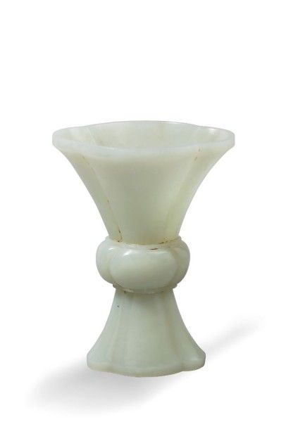 null Vase de forme Gu polylobé en jade céladon, finement évidé. Chine, XXème Haut:...