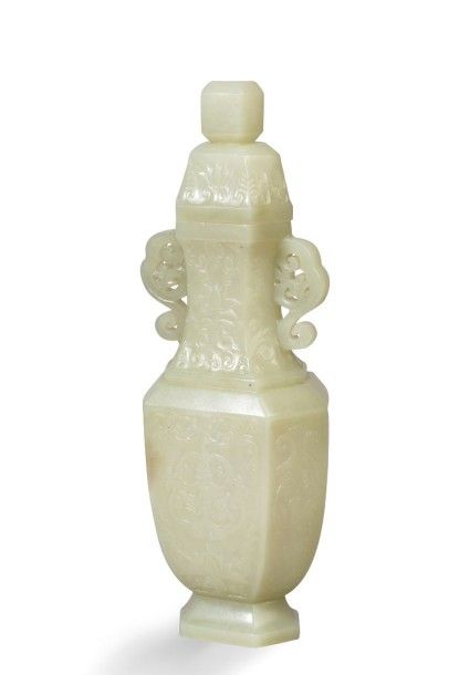 null Vase couvert en jade céladon incisé d'un décor de rinceaux, les deux anses reprenant...