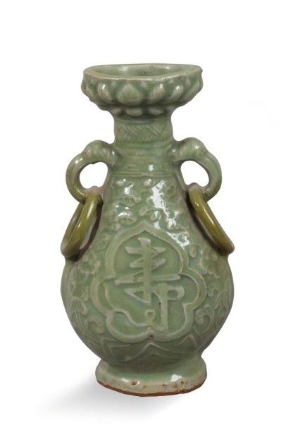 null Petit vase de forme gourde à col lotiforme en porcelaine céladon. Chine, époque...