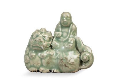 null Compte-goutte en céramique émaillé céladon à décor d'un bouddha assis sur un...