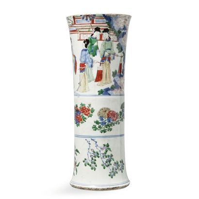 null Vase cornet en porcelaine à décor en émaux de la famille verte de bandes concentriques...