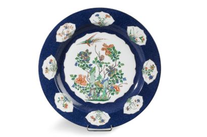null Important plat en porcelaine à décor en médaillons sur fond bleu de phoenix,...