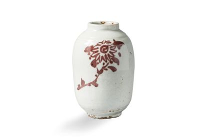 null Petit vase de forme ovoïde en porcelaine à décor émaillé de fleurs en rouge...