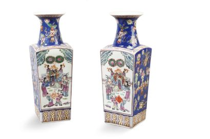 null Paire de vases quadrangulaires en porcelaine et émaux de la famille rose à décor...