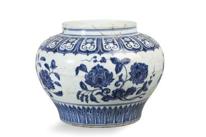 null Jarre balustre à panse large en porcelaine émaillé blanc bleu à décor de fleurs...