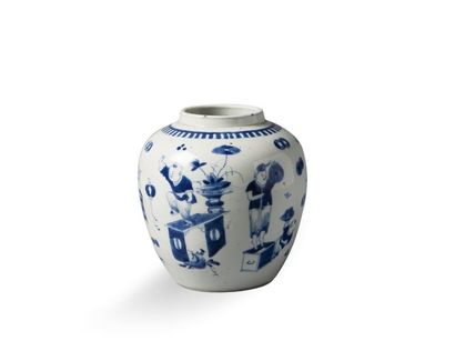 null Petit pot à gingembre en porcelaine bleu blanc à décor de personnages et objets...