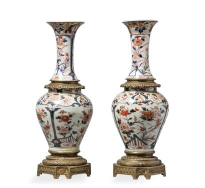 null Garniture composée de deux potiches balustres et deux vases cornet en porcelaine...