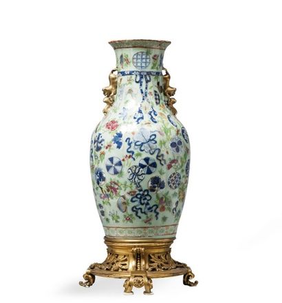 null Vase de forme balustre en porcelaine émaillée polychrome à décor d'objets mobiliers...