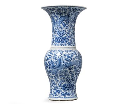 null Vase cornet en porcelaine à décor bleu sous couverte de phoenix, pivoiniers...