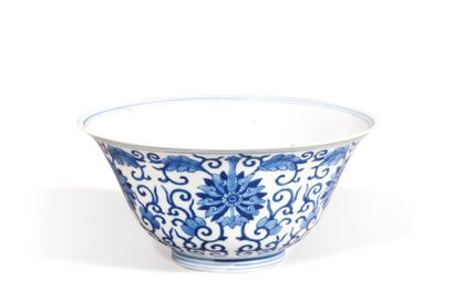 null Coupe en porcelaine émaillée blanc bleu à décor de fleurs et rinceaux de lotus....