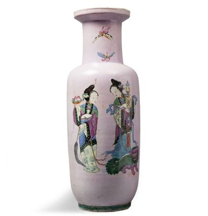 null Grand vase rouleau en porcelaine à décor émaillé de la famille rose représentant...