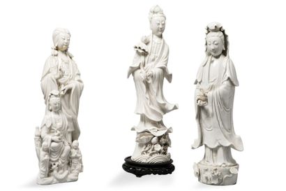 null Statuette en blanc de Chine représentant une guanyin tenant la fleur de la sagesse...