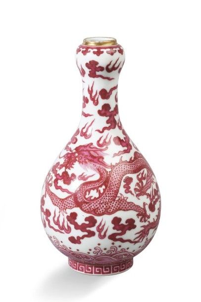 null Petit vase à long col en porcelaine émaillée rouge et rehaut d'or à décor de...
