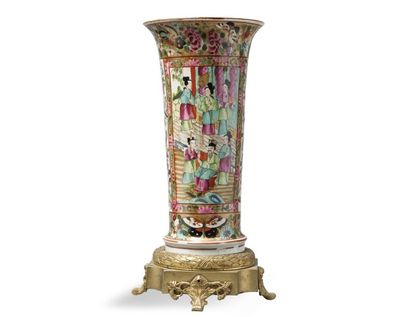 null Vase cornet en porcelaine polychrome ornés de scènes de palais et personnages....
