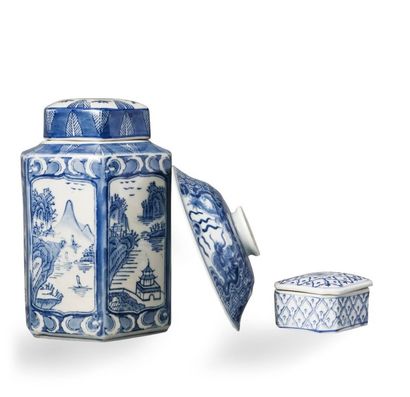 null Lot en porcelaine bleu et blanc comprenant: un pot à thé à décor de paysages...