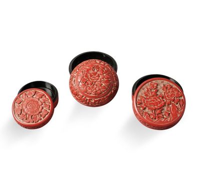 null Suite de trois boites en résine rouge sculptées de fleurs et feuillages. Chine,...