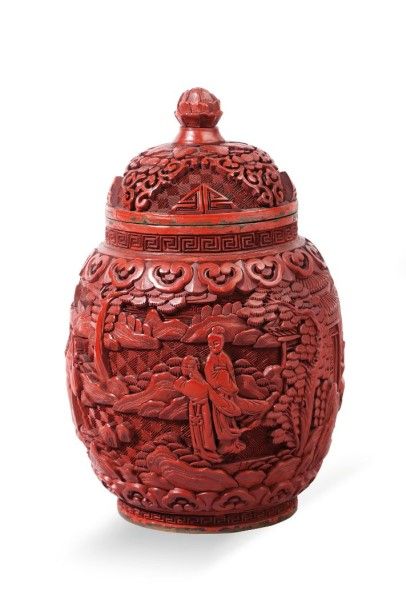 null Vase couvert en laque rouge sur cuivre à décor sculpté de personnages sur des...