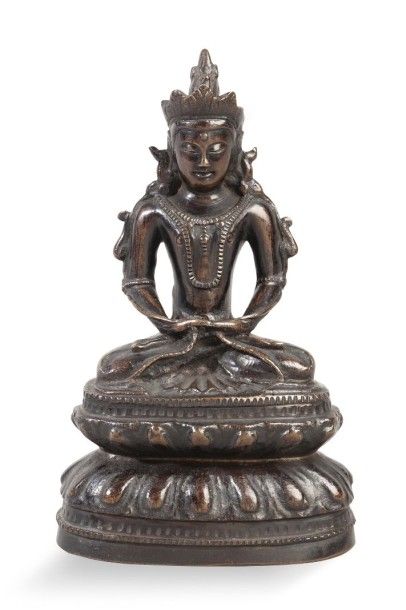 null Sujet en bronze patiné représentant un bouddha amitayus assis en méditation...