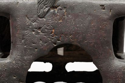 null Important sujet en bronze patiné représentant Zhenwu assis en majesté, sur son...