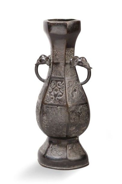 null Vase balustre hexagonal en bronze patiné à décor en relief de masques de taotie,...
