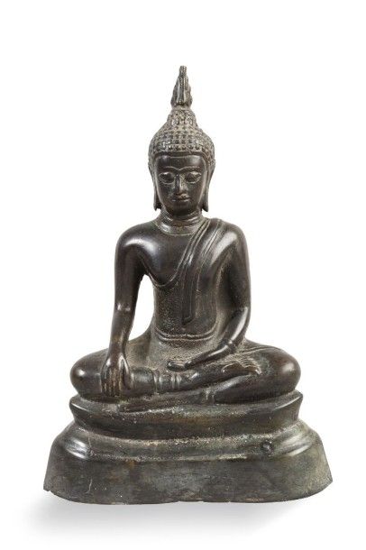 null Sujet en bronze patiné représentant un bouddha faisant le geste de la prise...