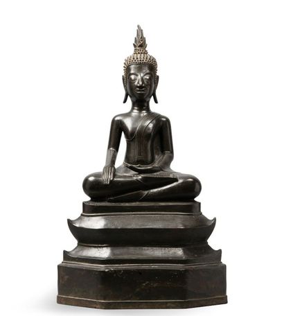 null Important sujet en bronze de patine brune représentant Bouddha assis sur un...