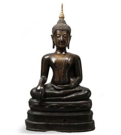 null Important sujet en bronze de belle patine claire représentant Bouddha assis...