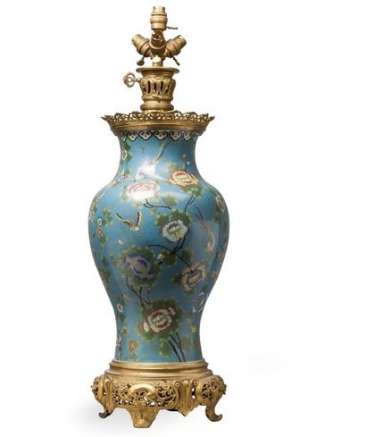 null Vase de forme balustre en bronze et émaux cloisonnés à décor d'hirondelles et...