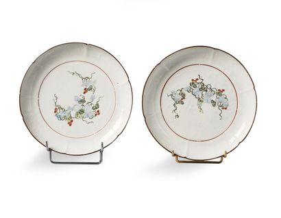 null Paire d'assiettes en porcelaine kakiemon à décor de melons d'eau. Japon, fin...