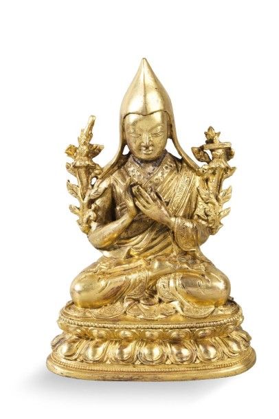 null Tsong Kha Pa en bronze doré représenté assis sur une base lotiforme, dans le...