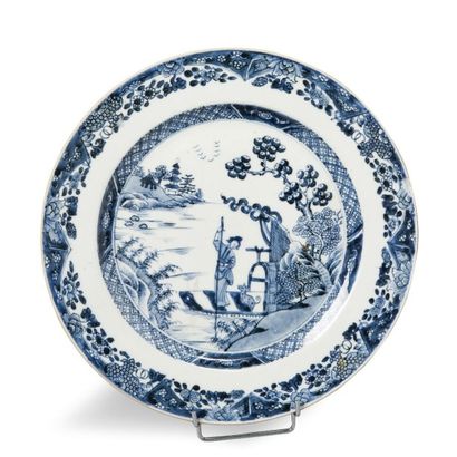 null Plat en porcelaine à décor en bleu sous couverte d'une femme sur une embarcation...