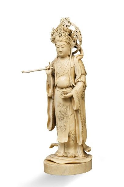 null Okimono en ivoire représentant la déesse Kanon. Japon, vers 1900 Haut.: 33 cm...